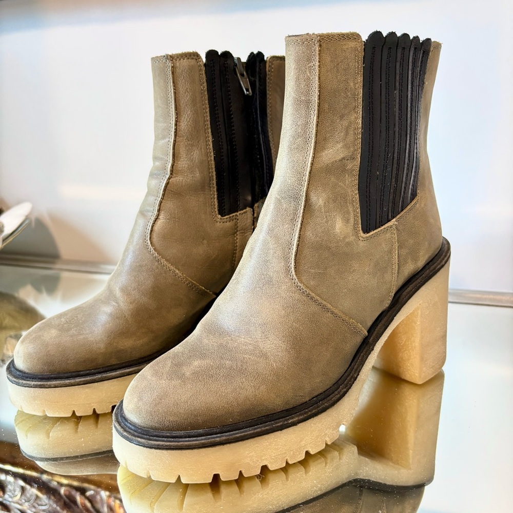Free People | Womenās Leather James Chelsea Boot in Deep Khaki 6.5/36.5